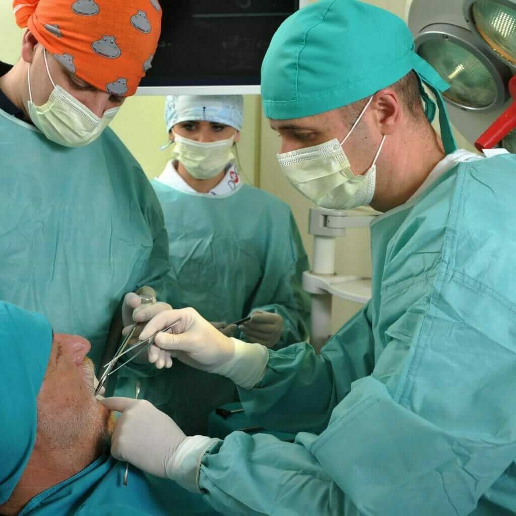 oralna-hirurgija-e1536703813488 oralna hirurgija u Dental Oral Centru
